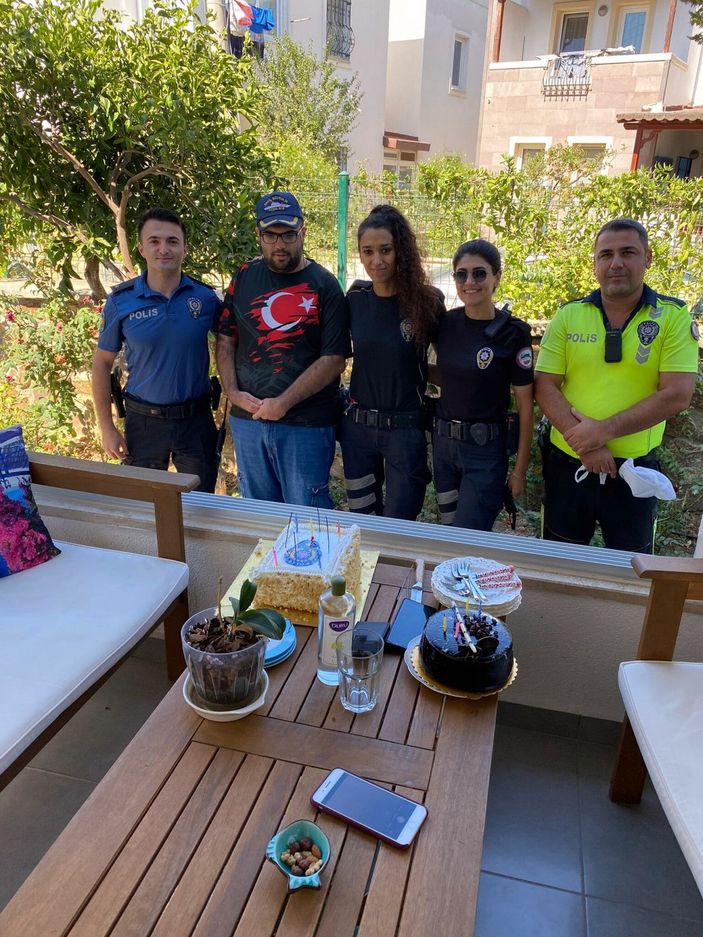 Polisten engelli gence pastalı doğum günü sürprizi -4
