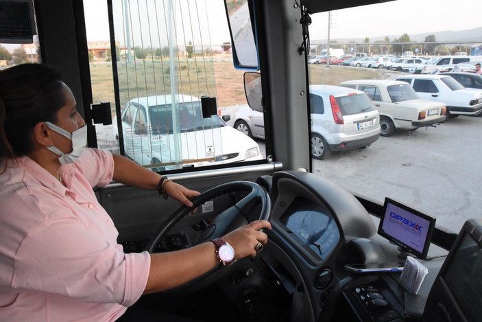 Kütahyalı Yasemin, kentin ilk ve tek kadın halk otobüsü şoförü oldu -8