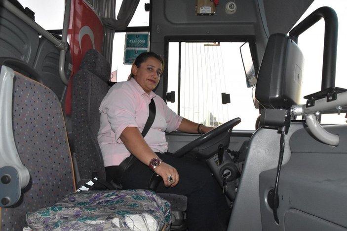 Kütahyalı Yasemin, kentin ilk ve tek kadın halk otobüsü şoförü oldu -1