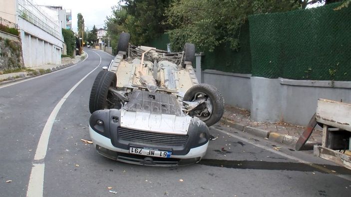 d Sarıyer'de kaldırıma vuran otomobil takla attı -2