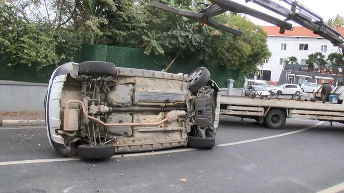 Sarıyer'de kaldırıma vuran otomobil takla  attı -7