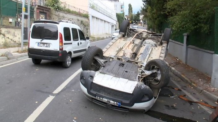 Sarıyer'de kaldırıma vuran otomobil takla  attı -4