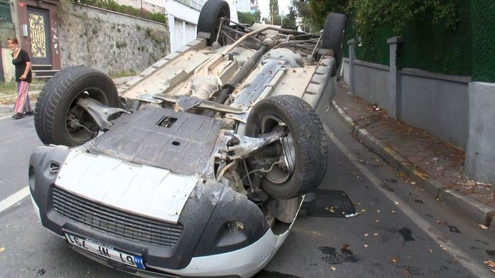 d Sarıyer'de kaldırıma vuran otomobil takla attı -1