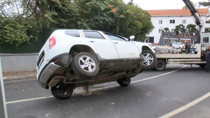 d Sarıyer'de kaldırıma vuran otomobil takla attı -8