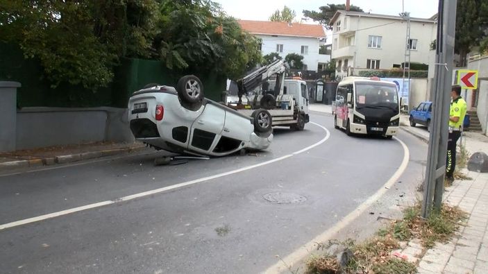 Sarıyer'de kaldırıma vuran otomobil takla  attı -3