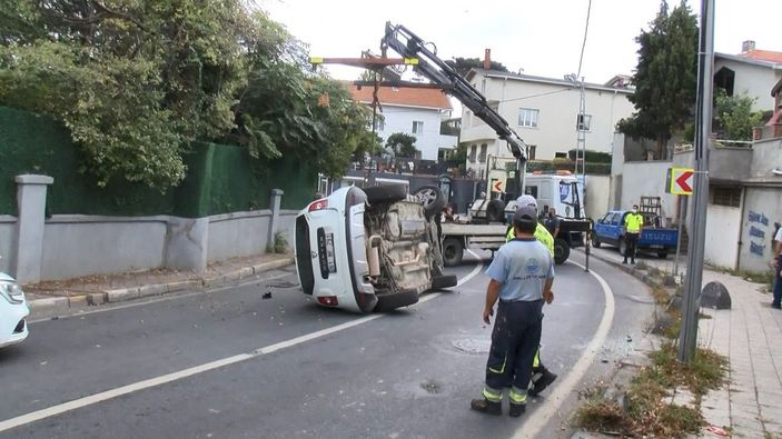 Sarıyer'de kaldırıma vuran otomobil takla  attı -6