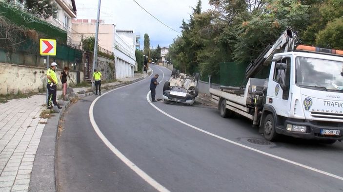 Sarıyer'de kaldırıma vuran otomobil takla  attı -5