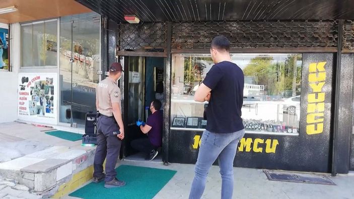 Balıkesir'de engelli rolü yapan şahıs ve 4 arkadaşı kuyumcuyu soydu