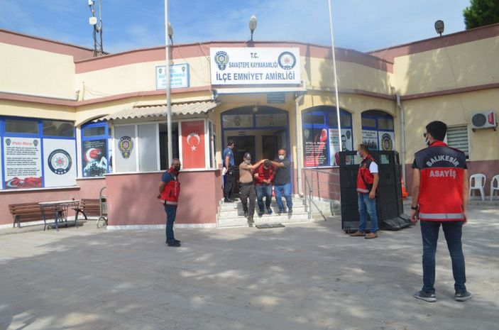 d Balıkesir'de engelli rolü yapan şahıs ve 4 arkadaşı kuyumcuyu soydu