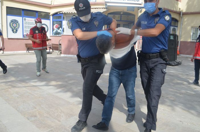 Balıkesir'de engelli rolü yapan şahıs ve 4 arkadaşı kuyumcuyu soydu