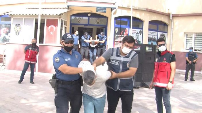 d Balıkesir'de engelli rolü yapan şahıs ve 4 arkadaşı kuyumcuyu soydu