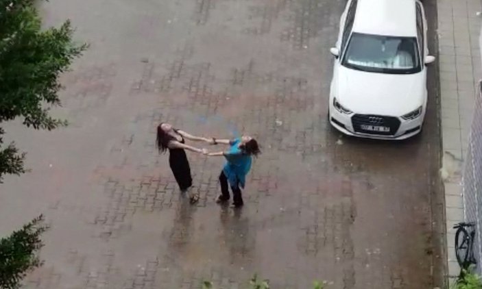 Kadınların yağmur altında dansı kamerada -1