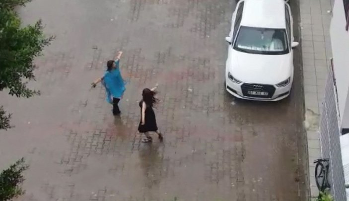 Kadınların yağmur altında dansı kamerada -2
