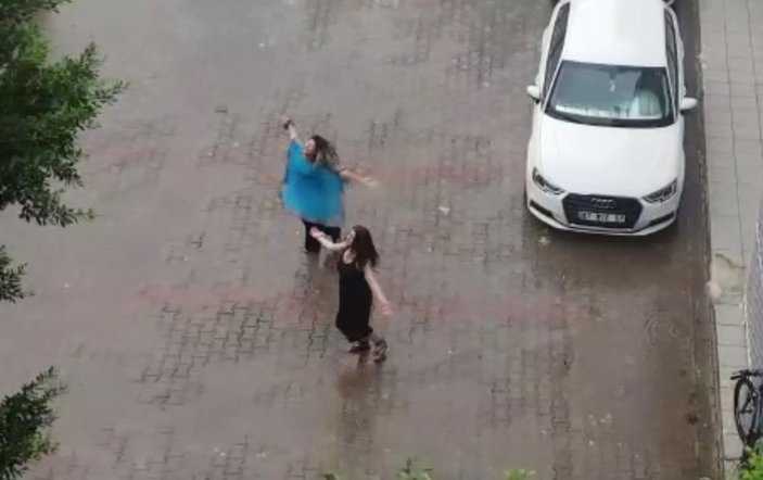 Kadınların yağmur altında dansı kamerada -3