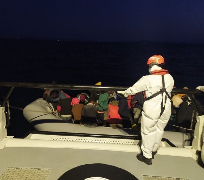 İzmir açıklarında 34 kaçak göçmen kurtarıldı -2
