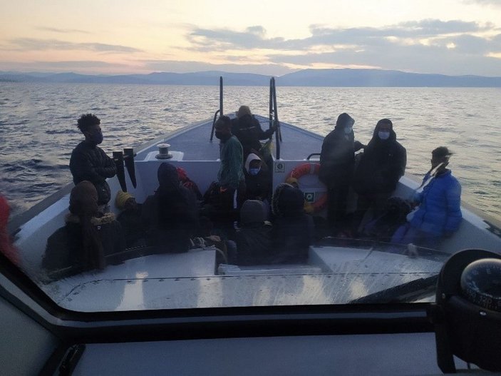 İzmir açıklarında 34 kaçak göçmen kurtarıldı -1