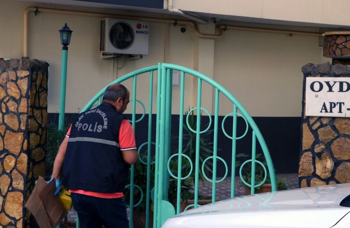 Ayağı kayınca balkon kapısına çarptı, camın boğazına saplanmasıyla öldü  -1