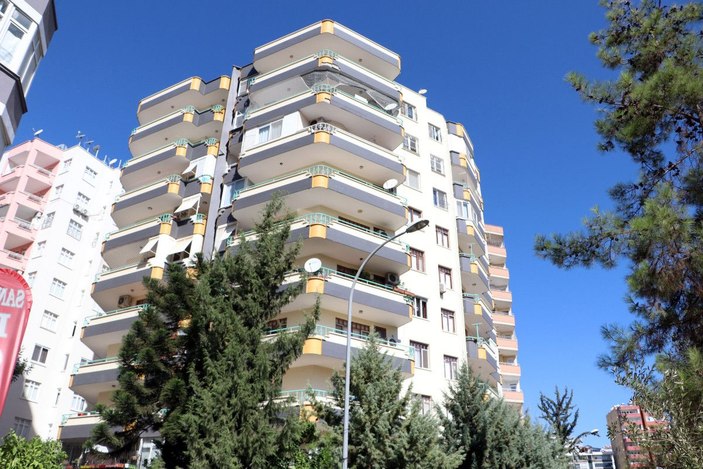 Ayağı kayınca balkon kapısına çarptı, camın boğazına saplanmasıyla öldü  -5