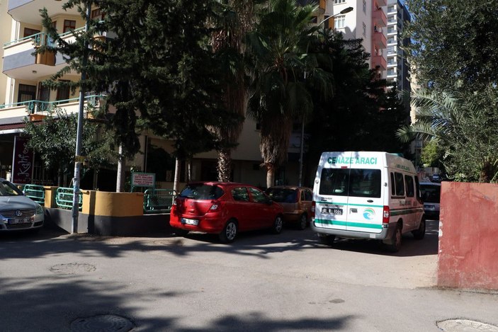 Ayağı kayınca balkon kapısına çarptı, camın boğazına saplanmasıyla öldü  -3