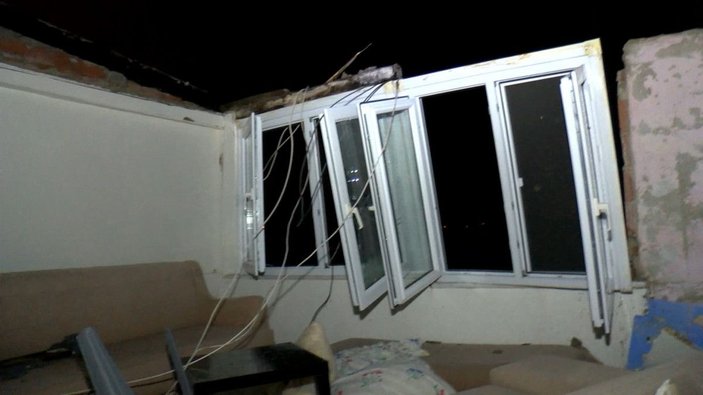 Sultangazi'de çatılar uçtu, araçlar zarar gördü, elektrik kesildi -6