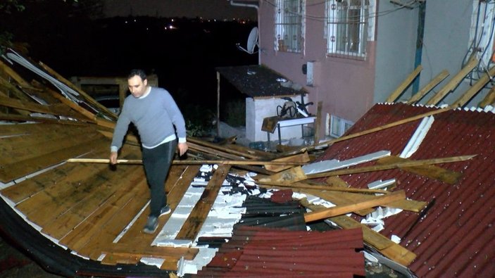 Sultangazi'de çatılar uçtu, araçlar zarar gördü, elektrik kesildi -5