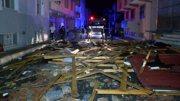 Sultangazi'de çatılar uçtu, araçlar zarar gördü, elektrik kesildi -2