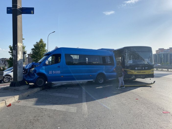 Ataşehir'de yolcu minibüsüne çarpan İETT otobüsünün şoförü yaralandı -2
