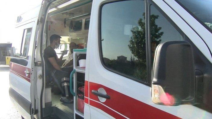 Ataşehir'de yolcu minibüsüne çarpan İETT otobüsünün şoförü yaralandı -4