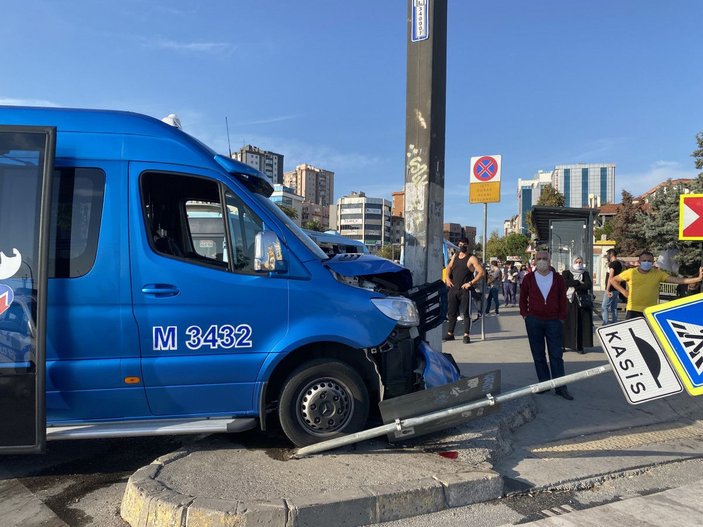 Ataşehir'de yolcu minibüsüne çarpan İETT otobüsünün şoförü yaralandı -3