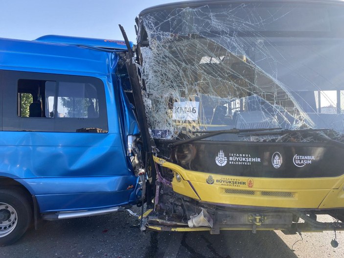 Ataşehir'de yolcu minibüsüne çarpan İETT otobüsünün şoförü yaralandı -1