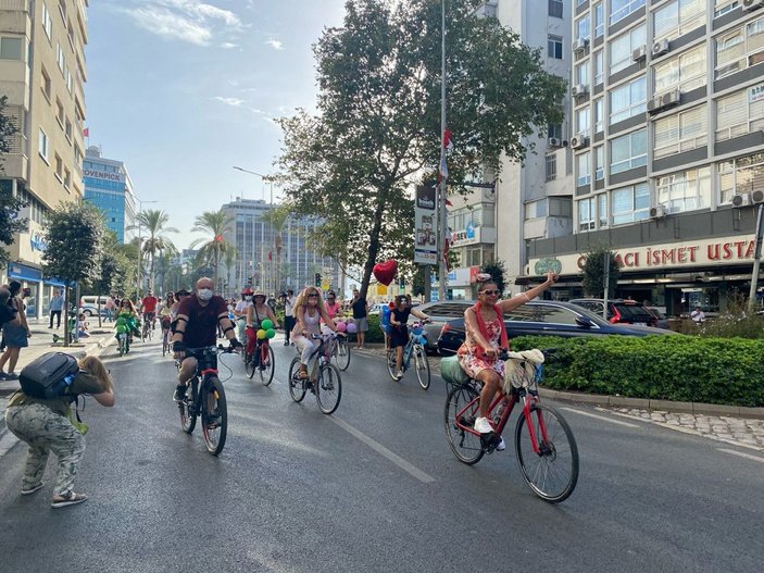 İzmir'de Süslü Kadınlar, rengarenk kostümlerle pedal çevirdi -9