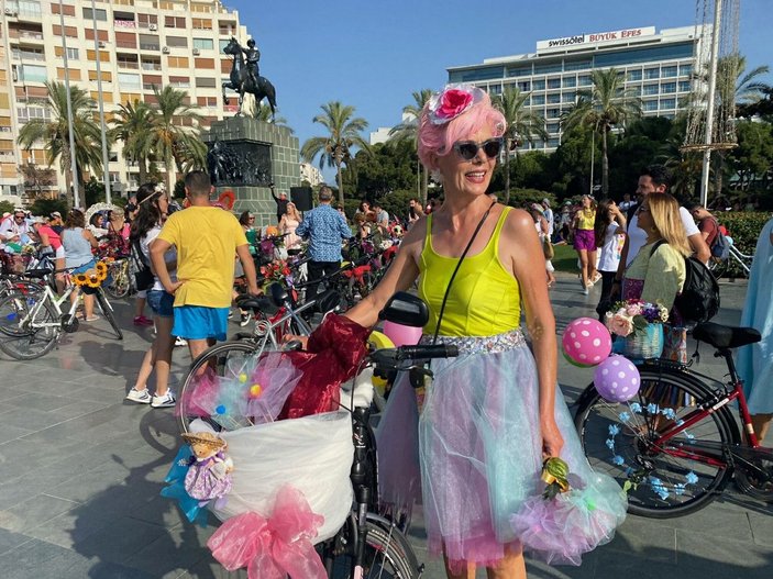 İzmir'de Süslü Kadınlar, rengarenk kostümlerle pedal çevirdi -7
