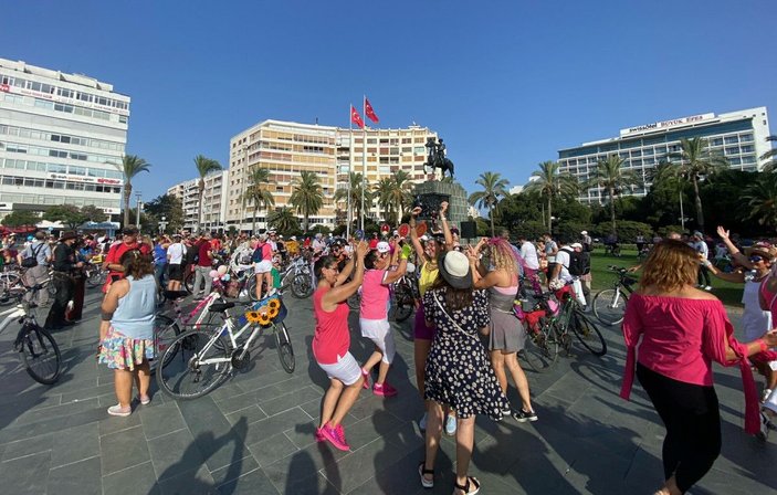 İzmir'de Süslü Kadınlar, rengarenk kostümlerle pedal çevirdi -4