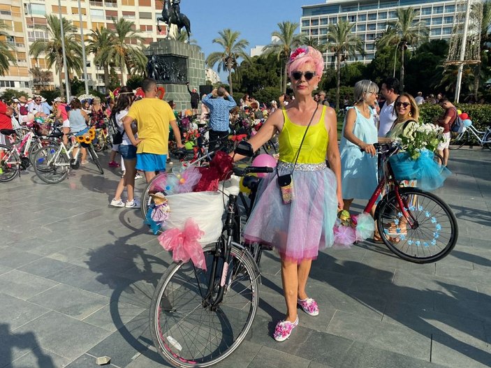 İzmir'de Süslü Kadınlar, rengarenk kostümlerle pedal çevirdi -8