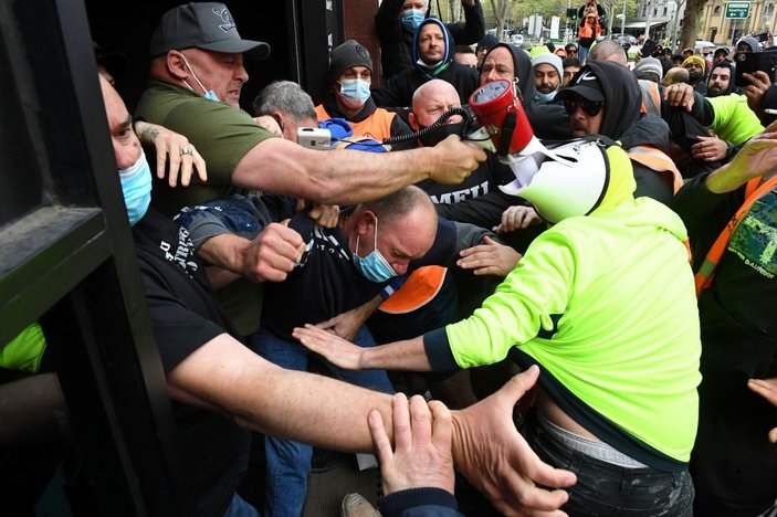 Avustralya’da inşaat işçilerinden aşı karşıtı protesto: Şantiyeler kapatıldı