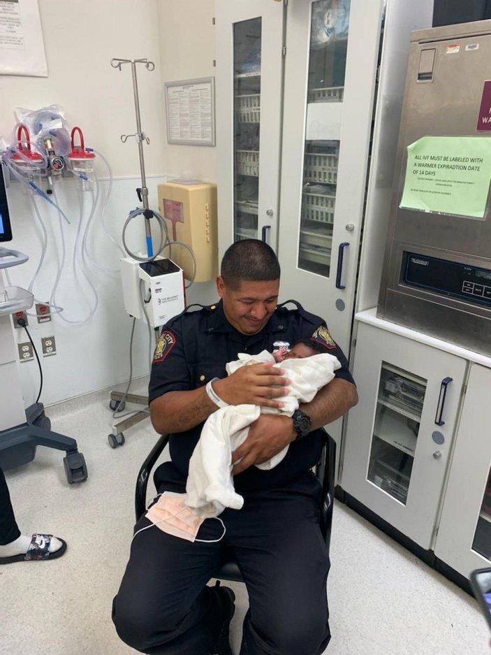 ABD’de polis, ikinci kattan atılan 1 aylık bebeği tuttu -2