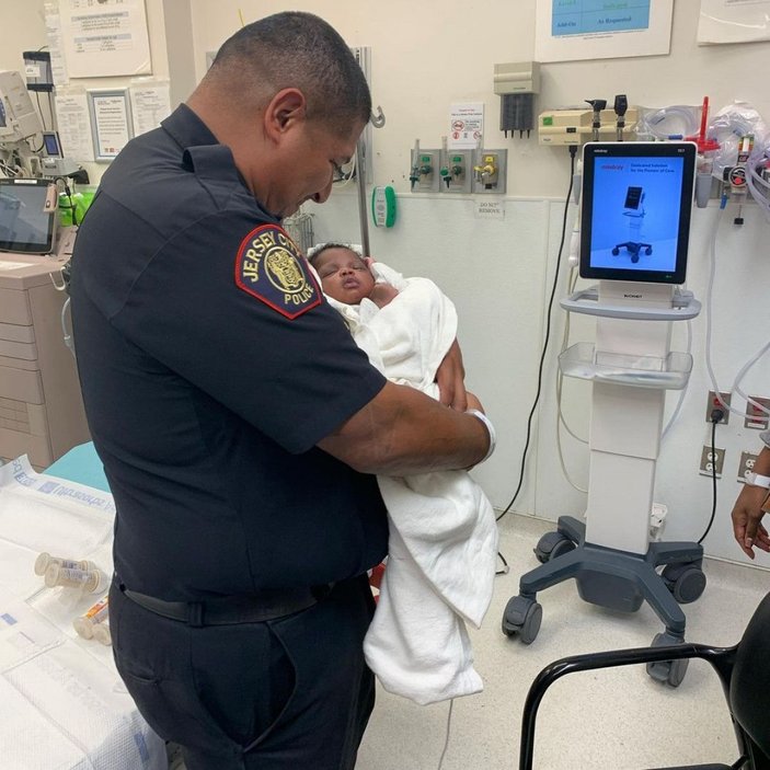 ABD’de polis, ikinci kattan atılan 1 aylık bebeği tuttu -1