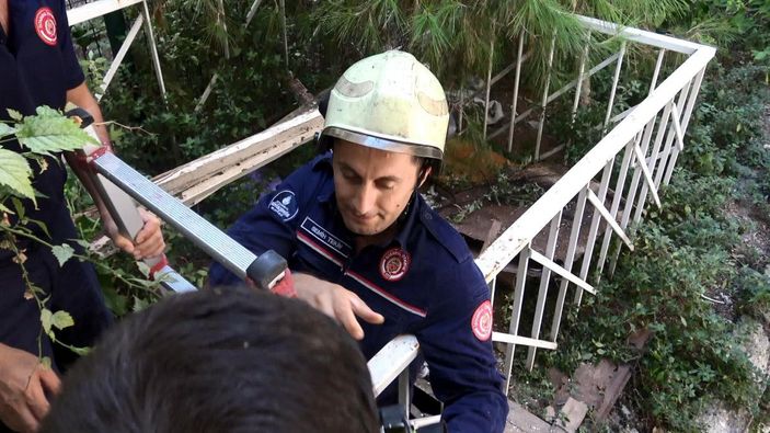 Avcılar'da su kuyusuna düşen yavru kedi kurtarıldı -9