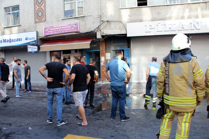 (Geniş haber) Beyoğlu'nda iş yerinde yangın: 12 kişi dumandan etkilendi -7
