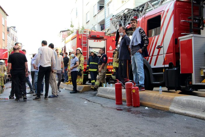 (Geniş haber) Beyoğlu'nda iş yerinde yangın: 12 kişi dumandan etkilendi -9