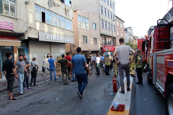 (Geniş haber) Beyoğlu'nda iş yerinde yangın: 12 kişi dumandan etkilendi -6