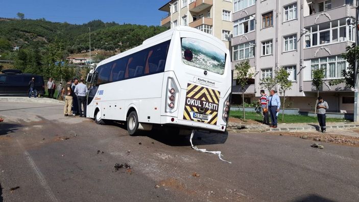 Midibüs, su borusunun patlamasıyla oluşan çukura girdi -2