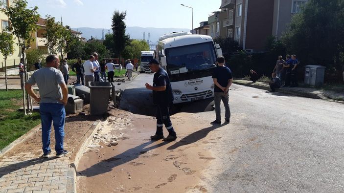 Midibüs, su borusunun patlamasıyla oluşan çukura girdi -4
