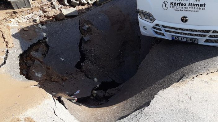 Midibüs, su borusunun patlamasıyla oluşan çukura girdi -5