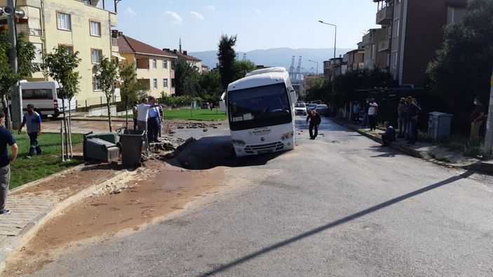 Midibüs, su borusunun patlamasıyla oluşan çukura girdi -3