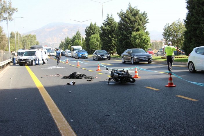 Motosikletle otobüse sürtüp, yola savrulan kasksız sürücü öldü -1