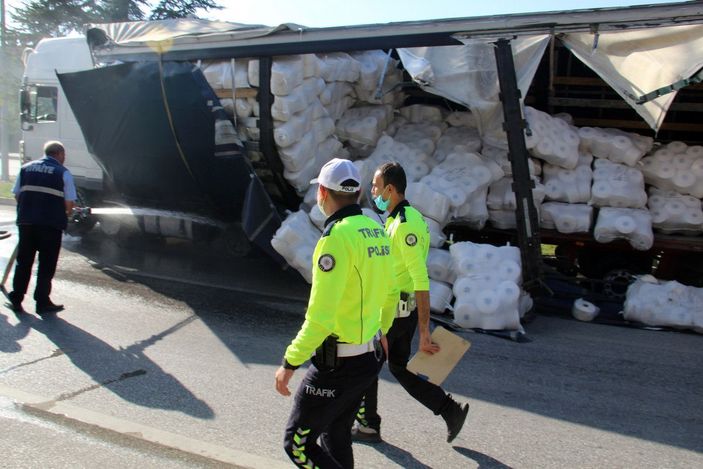 Freni boşalan TIR 6 aracı biçti, ortalık savaş alanına döndü; kaza kamerada -10