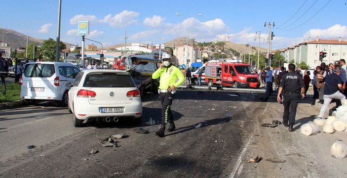 Freni boşalan TIR 6 aracı biçti, ortalık savaş alanına döndü; kaza kamerada -4