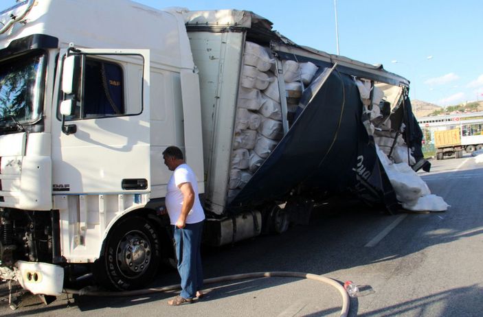 Freni boşalan TIR 6 aracı biçti, ortalık savaş alanına döndü; kaza kamerada -8