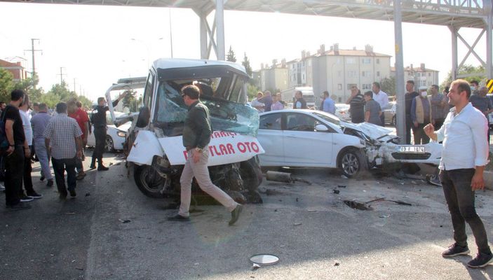Freni boşalan TIR 6 aracı biçti, ortalık savaş alanına döndü; kaza kamerada -3